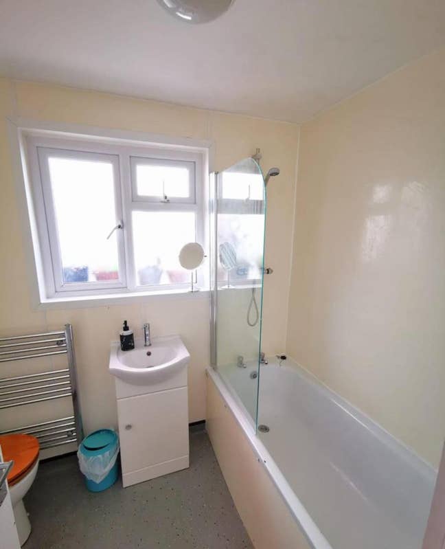 Lovely Double Room – Great Location near The Level Main Photo
