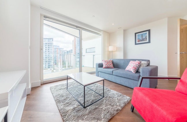 Short Term Let - Royal Docks River view apartment  Main Photo