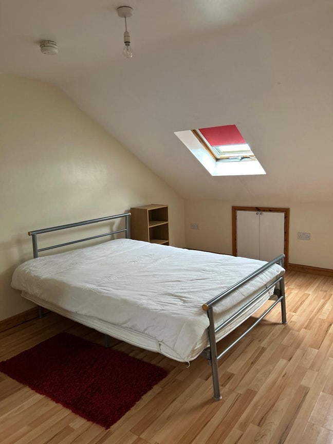 **Lge Loft Room with Ensuite. Bill inc. ** Main Photo