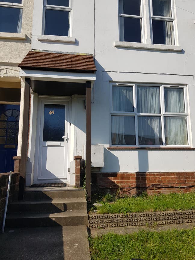 Whole house of 6 Bedrooms to Rent Main Photo