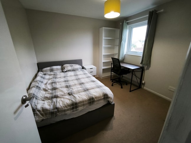 Double room in 4 bed house Main Photo