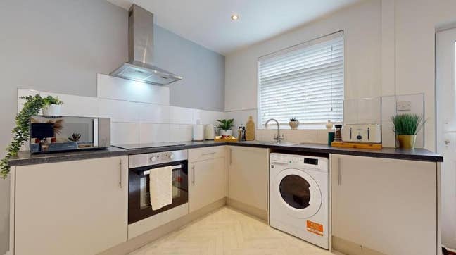 3 Large Room Available - Opp Cornorstone Church Main Photo