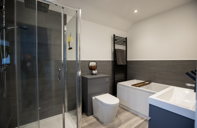 One double ensuite room bath+shower Main Photo