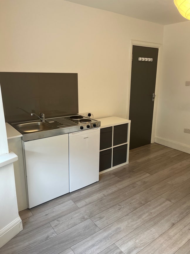 Bright double room all bills included  Main Photo