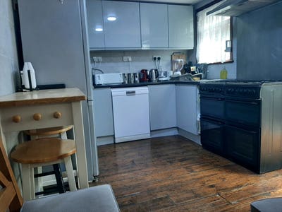 Quite house near buses and trains  Main Photo