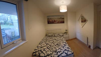 15mins to Ulster Hospital by foot or use Glider  Main Photo