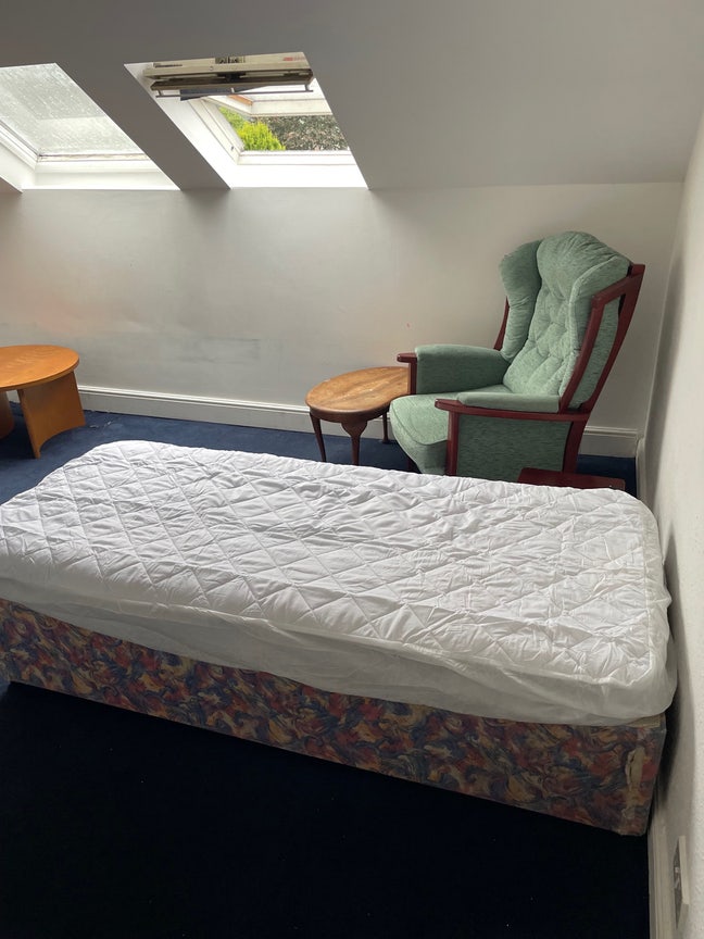 Saltaire Bedsit en-suite shower Main Photo