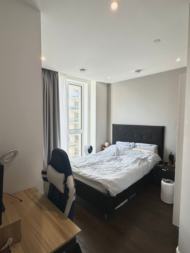 E20 Stratford East Village ensuite  Main Photo