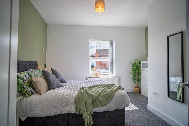 Large en-suite room in professional house share.  Main Photo