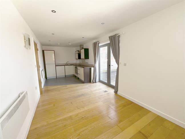 1 Bedroom Apartment Available City Centre Main Photo