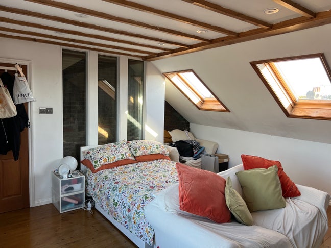Spacious Loft Room Available in Ealing Main Photo