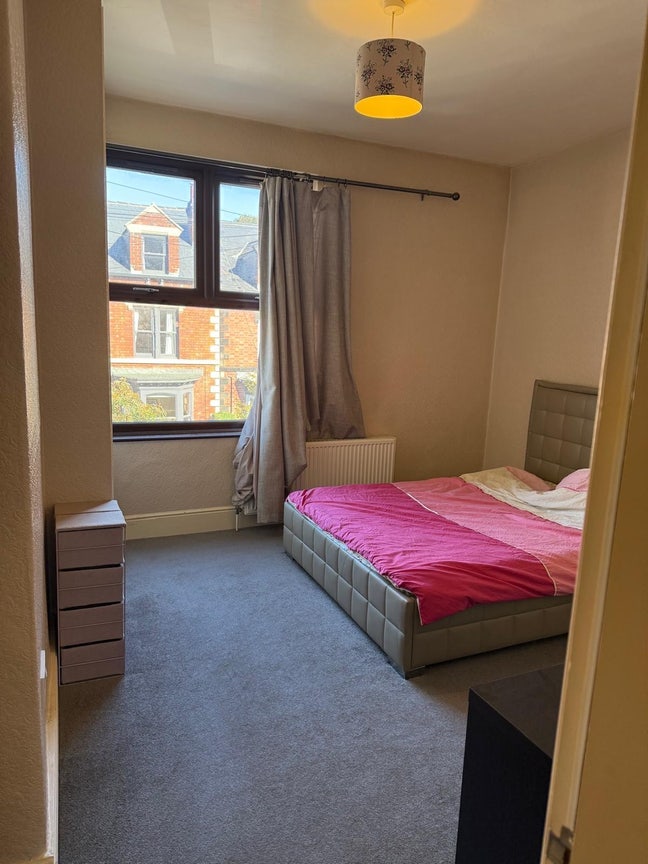 Double bedroom available in 3 bedroom house  Main Photo