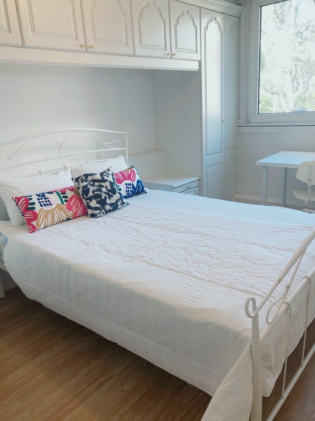 Large wardrobe + lounge min Stepney Green tube Main Photo