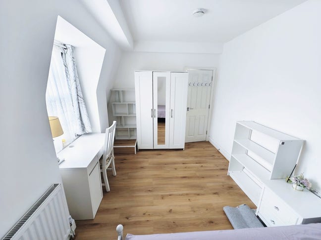 Modern bright dbl ensuite + living room, Inc bills Main Photo