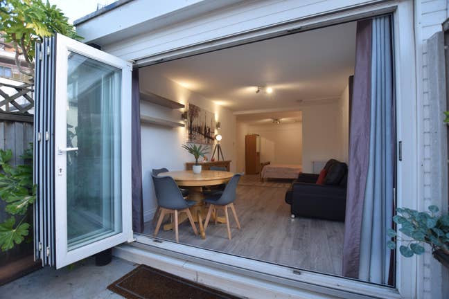2 Rooms-Extra Large Double Room w Own Living room Main Photo