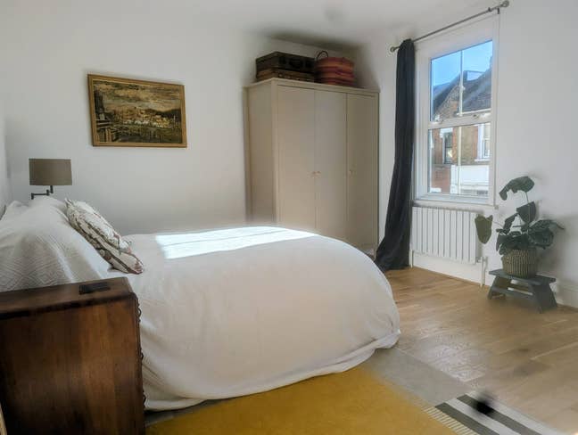 Huge room with mini kitchen and adjacent bathroom Main Photo