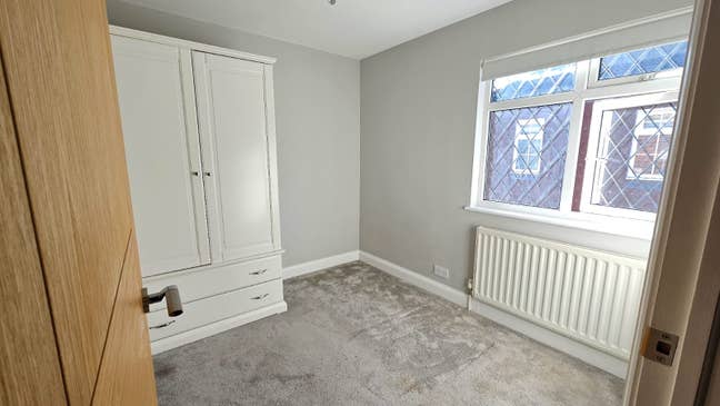 Looking for female to share our stunning house Main Photo