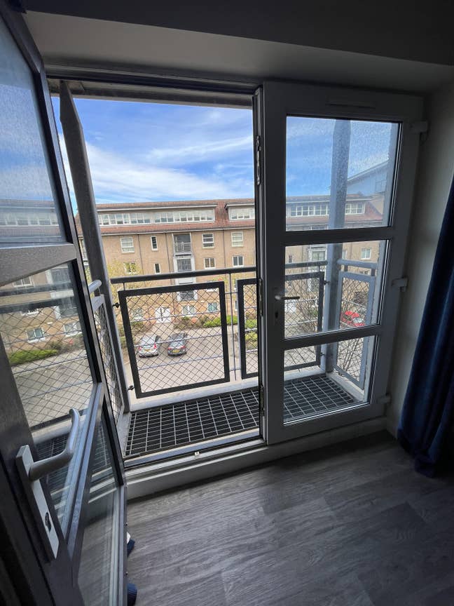 1 En-Suite Room Available in 2 story flat Main Photo