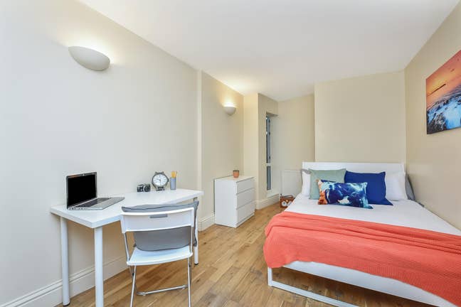 Glorious Double Room in a Stunning Flat Main Photo