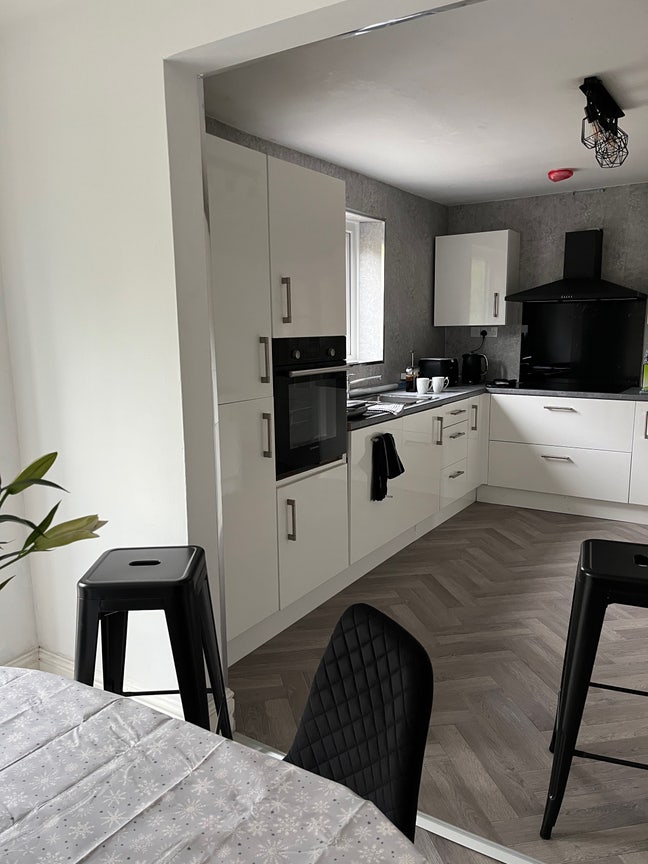 Stunning f/ furn 4 bed gas ch spacious house  Main Photo