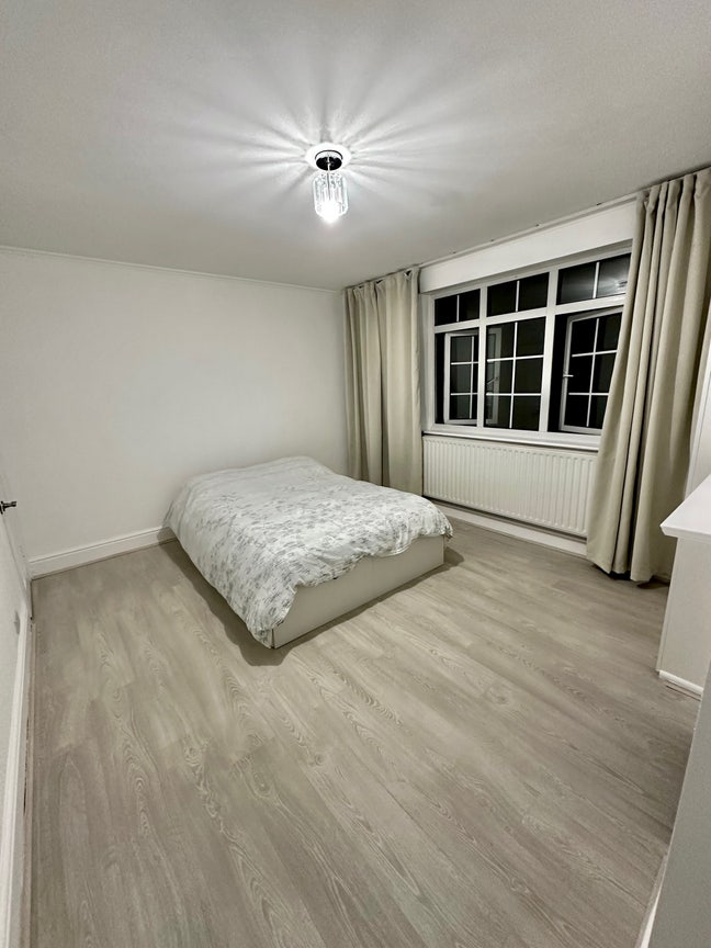 Large Double Room, Female Preferred  Main Photo
