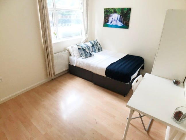 Splendid Modern Room in a Classy Apartment Main Photo