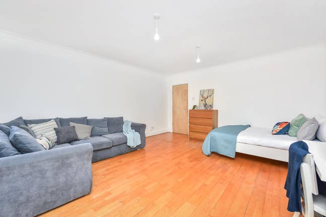Delightful Huge Double Room in a Chic Flat Main Photo