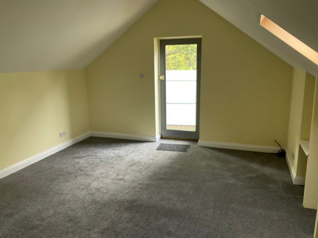 The Mews, large unfurnished flat with garden. Main Photo