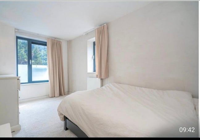 Bright room in minimalist flat Main Photo