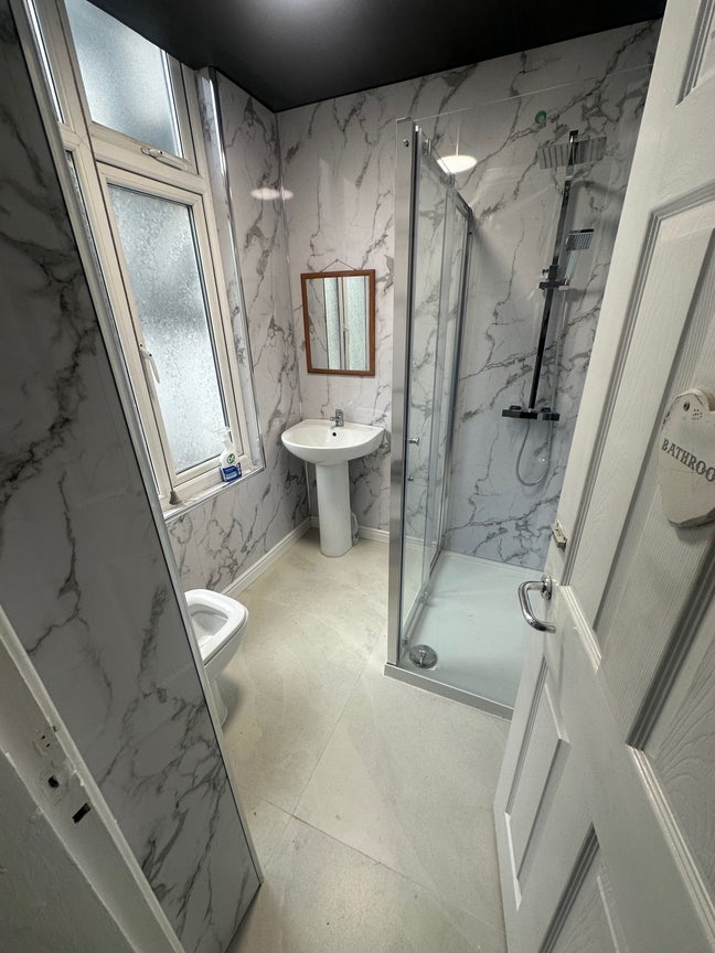 Very Large Two Bedroom Flat- All Bills included.  Main Photo