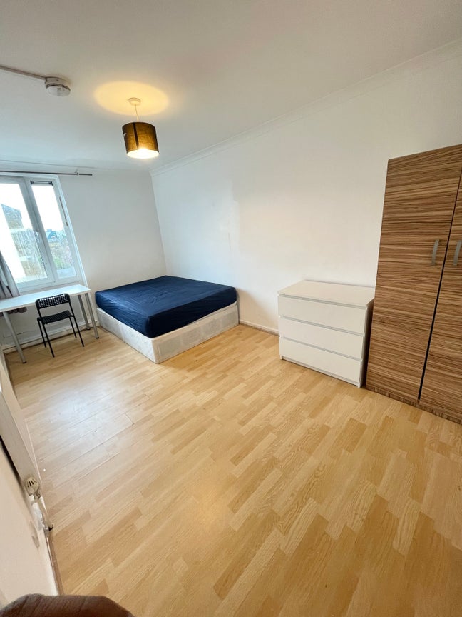 Bright Double Room In Roman Road Available Now  Main Photo