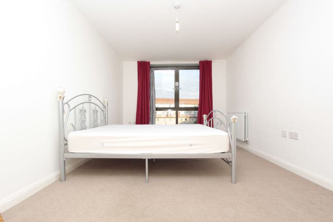 10 mins to Central London - Custom House E16  Main Photo