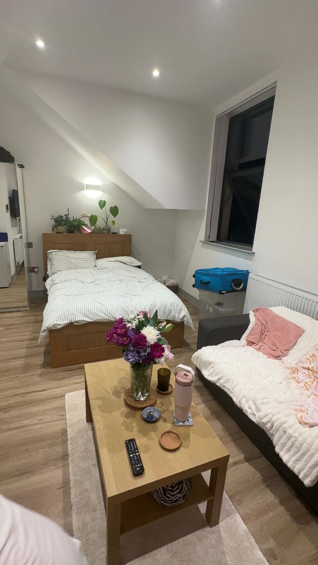 Studio flat tenancy takeover, available asap! Main Photo