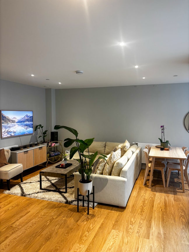 Spacious double en-suite room in modern flat  🏡 Main Photo
