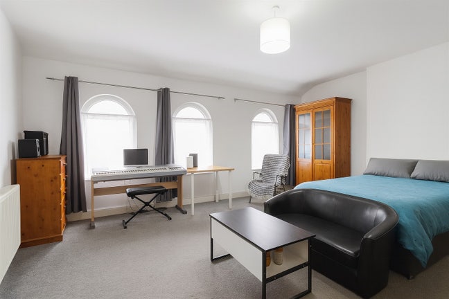 Large double room in Leytonstone area Main Photo