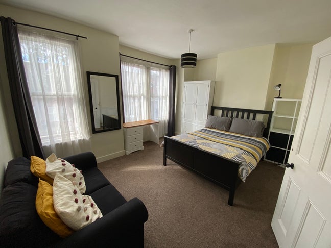 Large Double Bedroom, Bills Included Main Photo