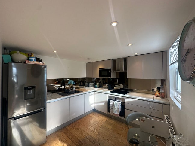 Room available in all girl flat in Fulham!  Main Photo