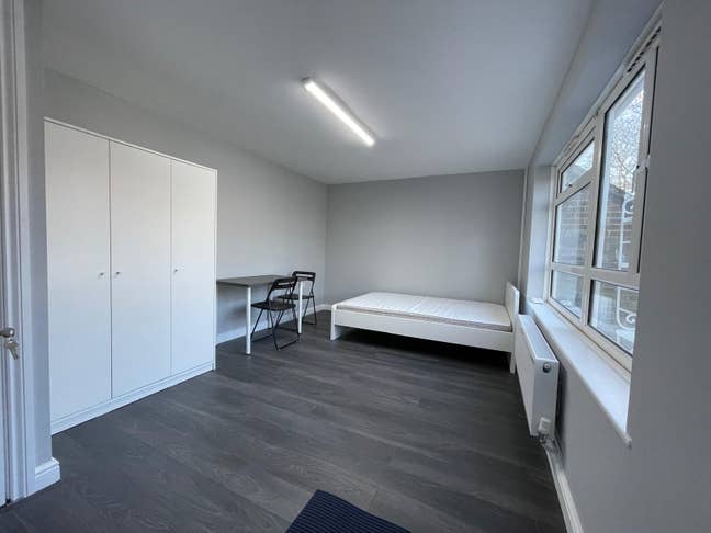 Large double room to rent available now. Main Photo