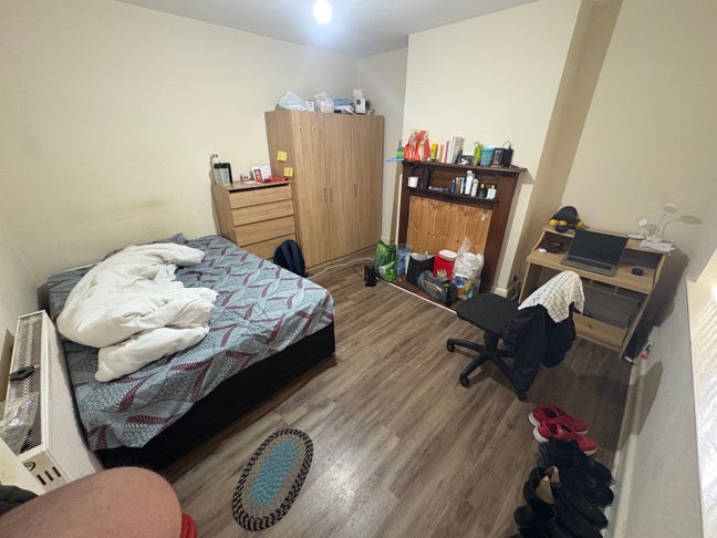 One Double Room Available Main Photo