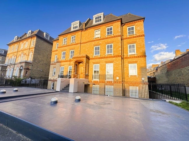 En-Suite Double Room in Large Airy  2 Bed Flat  Main Photo