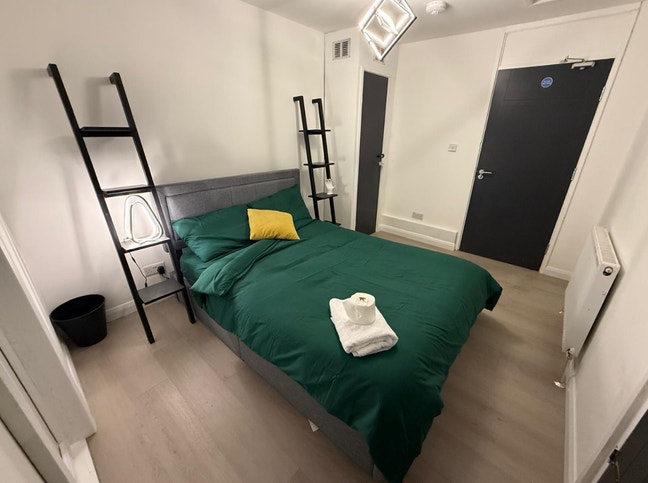 Modern Walsall 4 rooms, Hospital WS3 & Bloxwich  Main Photo
