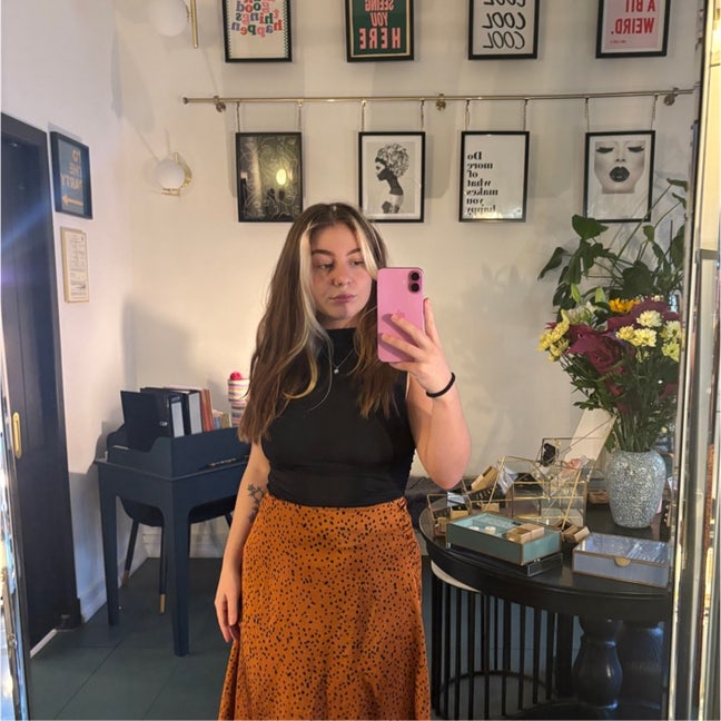 Professional Female seeks a single or double room Main Photo