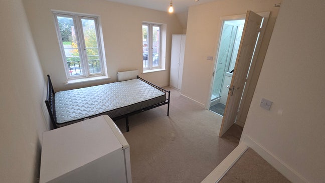 Large Double En-Suite Room - All Bills Inc Main Photo
