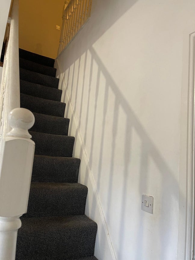 A room in a 2 bedroom house  Main Photo