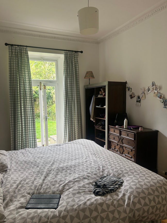 Large double room available  eh1 Main Photo