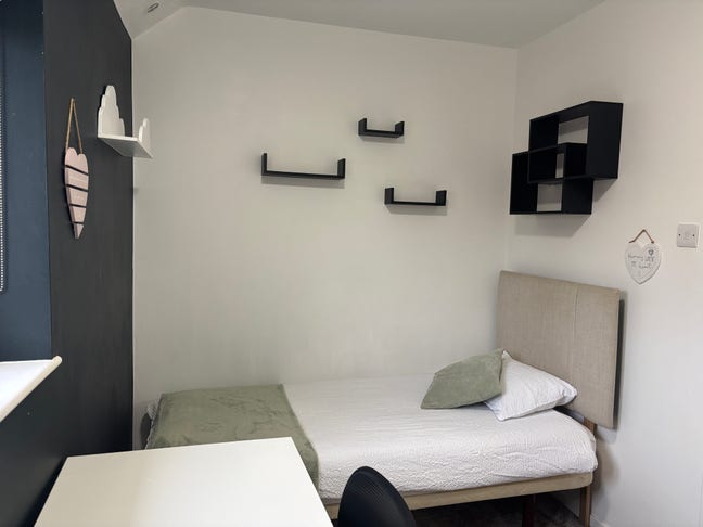Single Room ¦ All Bills & C. Tax Included Main Photo