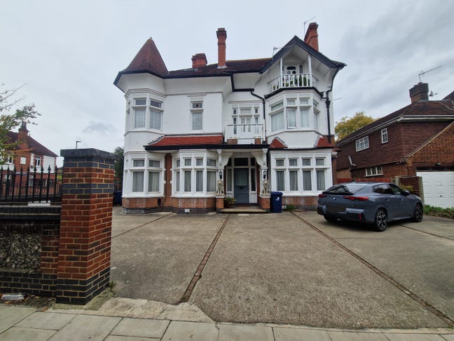 Medium size bedsit with Kitchenette Main Photo