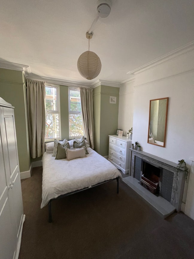 Newly Refurbished Double Room - Bernard Road Main Photo