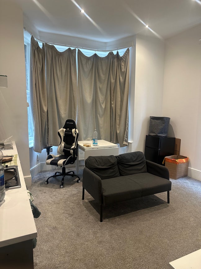 One bedroom flat with large living room Main Photo