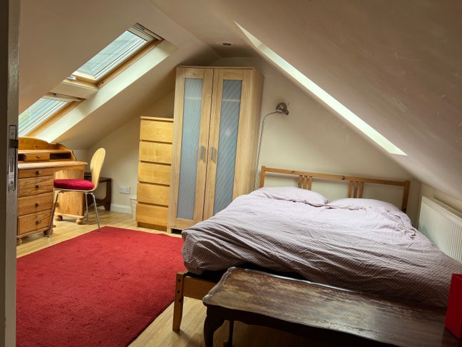 Large furnished double room. Good transport links. Main Photo